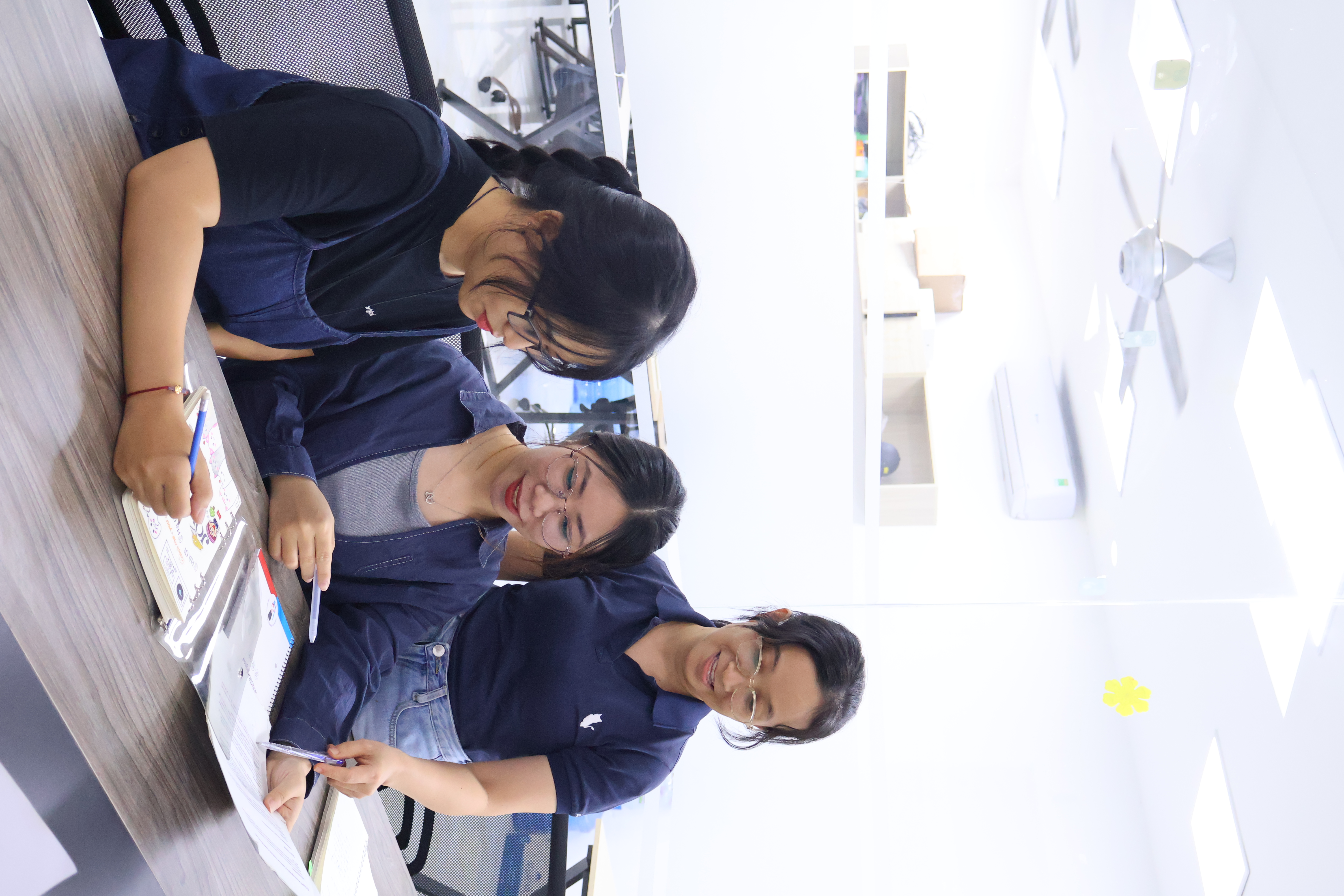Weekly English Club – <br/>Enhancing Global Communication